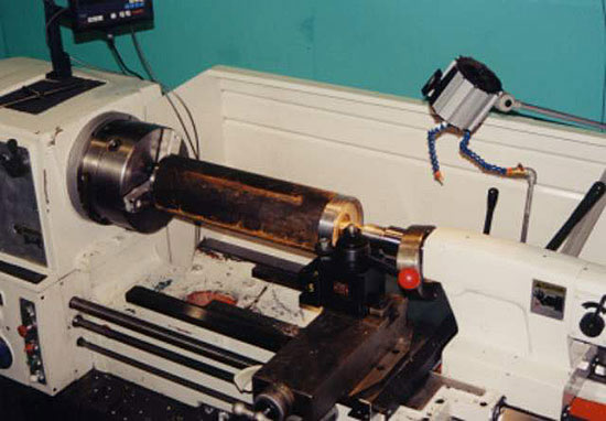 Hydraulic cylinder in the lathe