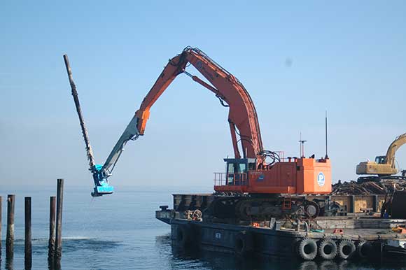 Underwater shear on excavator